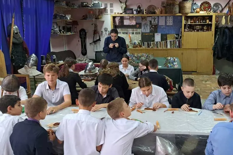 Новотроицкий клуб исторических реконструкций «Змей» погружает школьников в мир средневековья