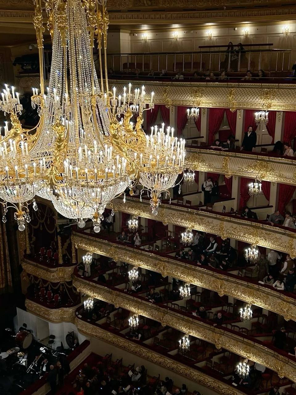 На январских — в театр