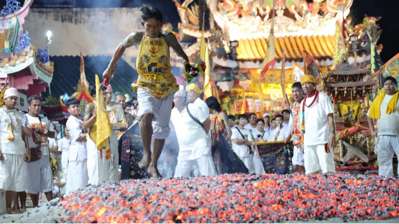Вегетарианский фестиваль на Phuket: ритуалы хождения по огню в храмax (кои-хой)