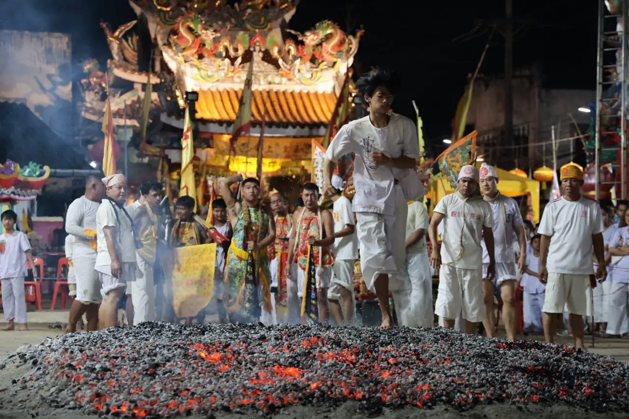Вегетарианский фестиваль на Phuket: ритуалы хождения по огню в храмax (кои-хой)