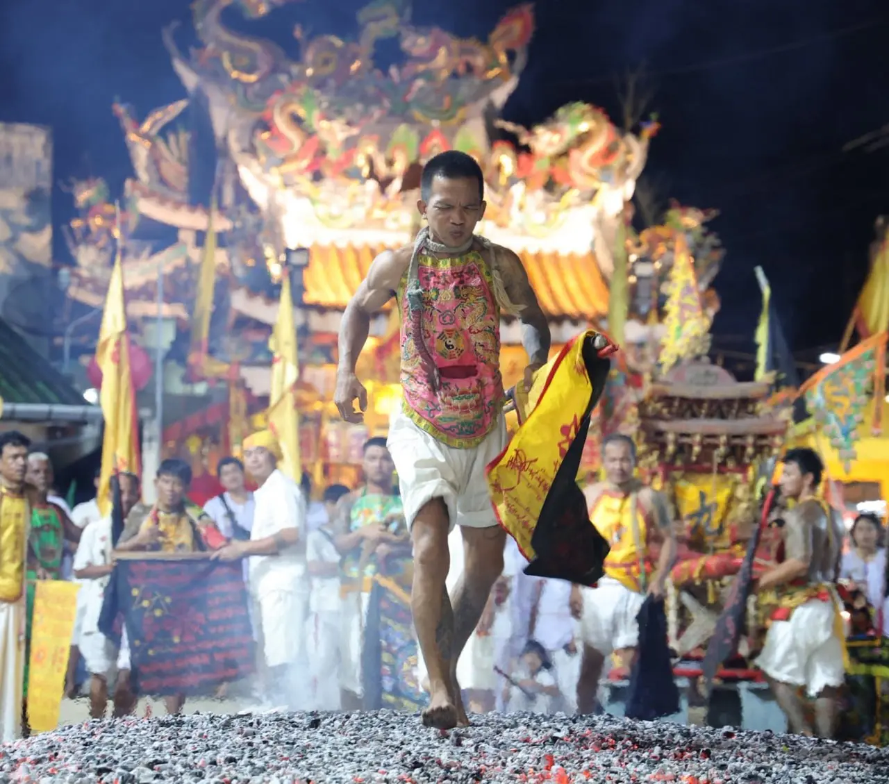 Вегетарианский фестиваль на Phuket: ритуалы хождения по огню в храмax (кои-хой)