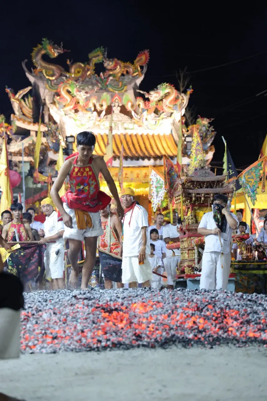 Вегетарианский фестиваль на Phuket: ритуалы хождения по огню в храмax (кои-хой)