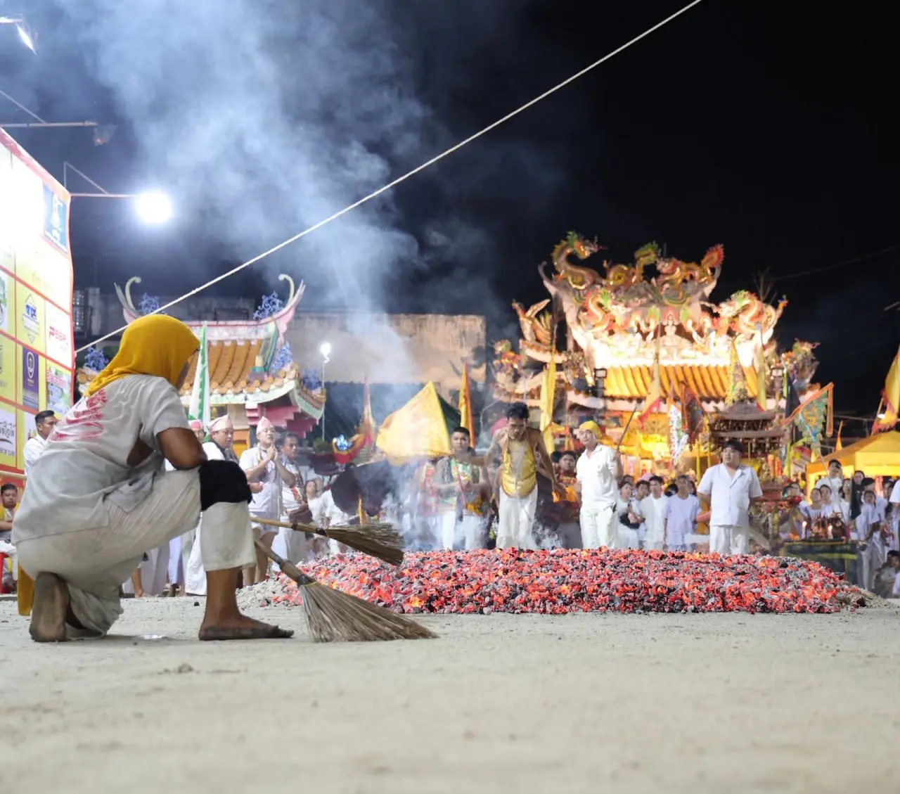 Вегетарианский фестиваль на Phuket: ритуалы хождения по огню в храмax (кои-хой)
