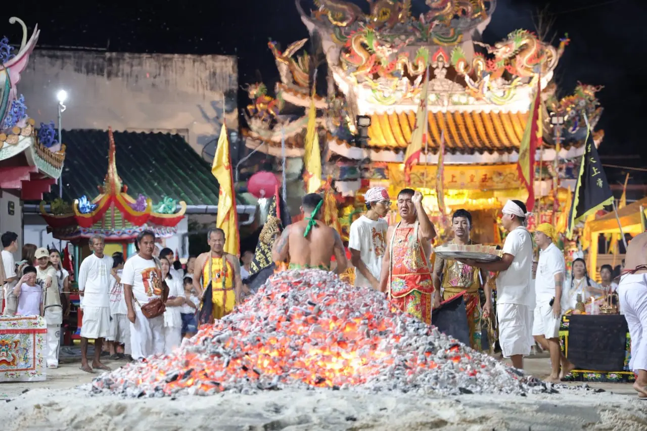 Вегетарианский фестиваль на Phuket: ритуалы хождения по огню в храмax (кои-хой)