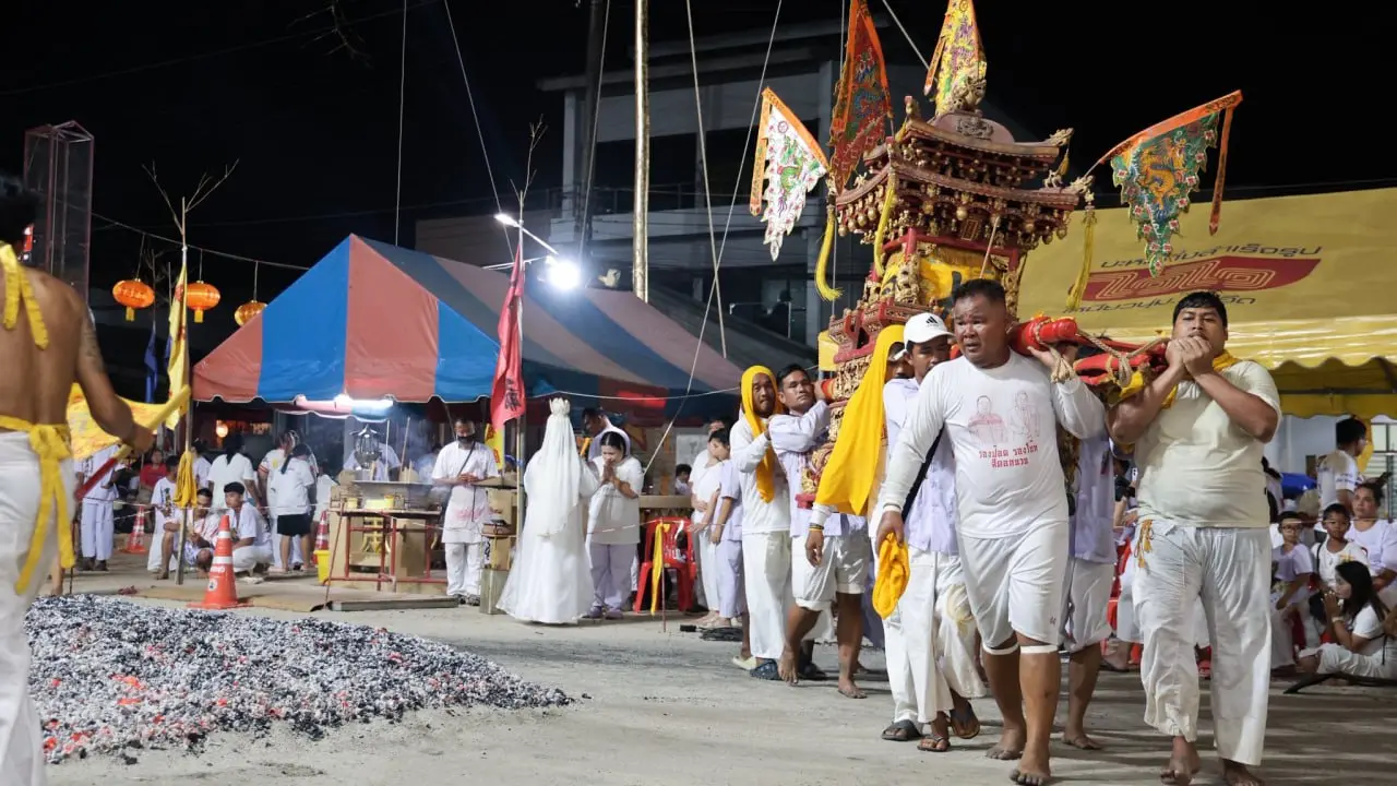 Вегетарианский фестиваль на Phuket: ритуалы хождения по огню в храмax (кои-хой)
