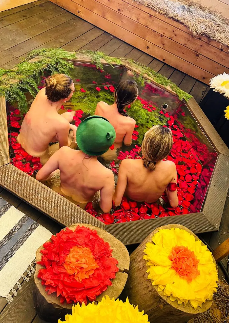 День за днём женщины делают свои переходы