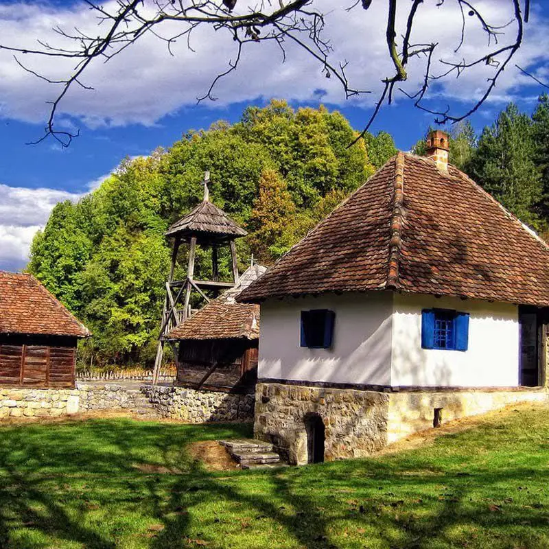 Новинка 9.11! Осень в окрестностях Лозницы (река Дрина, озера, горы, подземный город, этно-село)