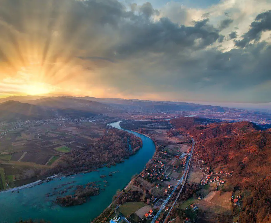 Новинка 9.11! Осень в окрестностях Лозницы (река Дрина, озера, горы, подземный город, этно-село)