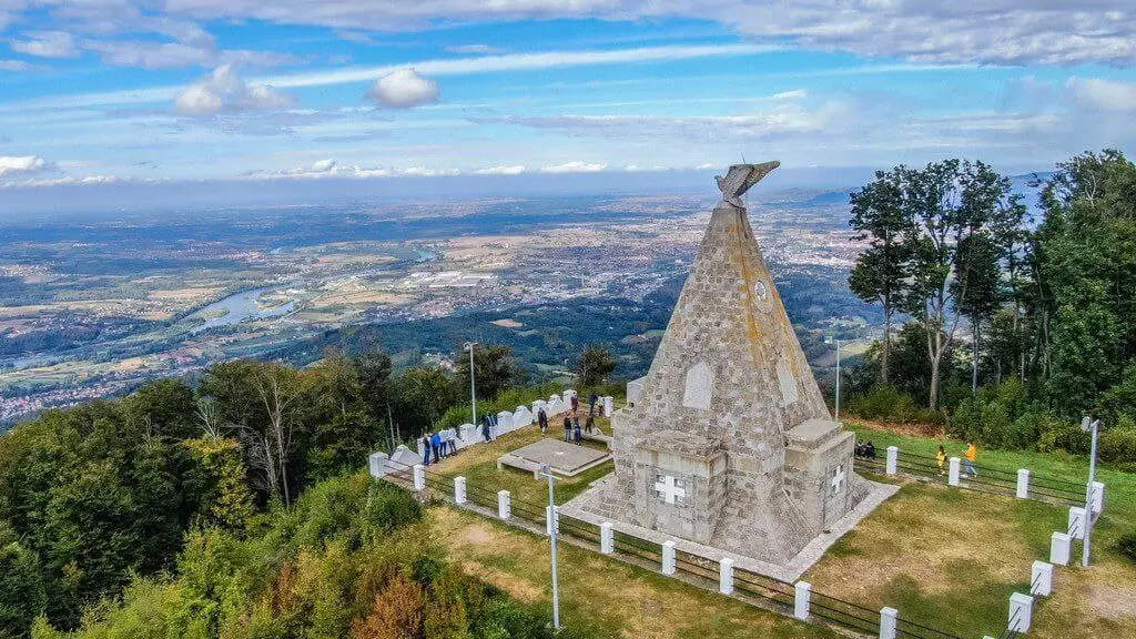 Новинка 9.11! Осень в окрестностях Лозницы (река Дрина, озера, горы, подземный город, этно-село)