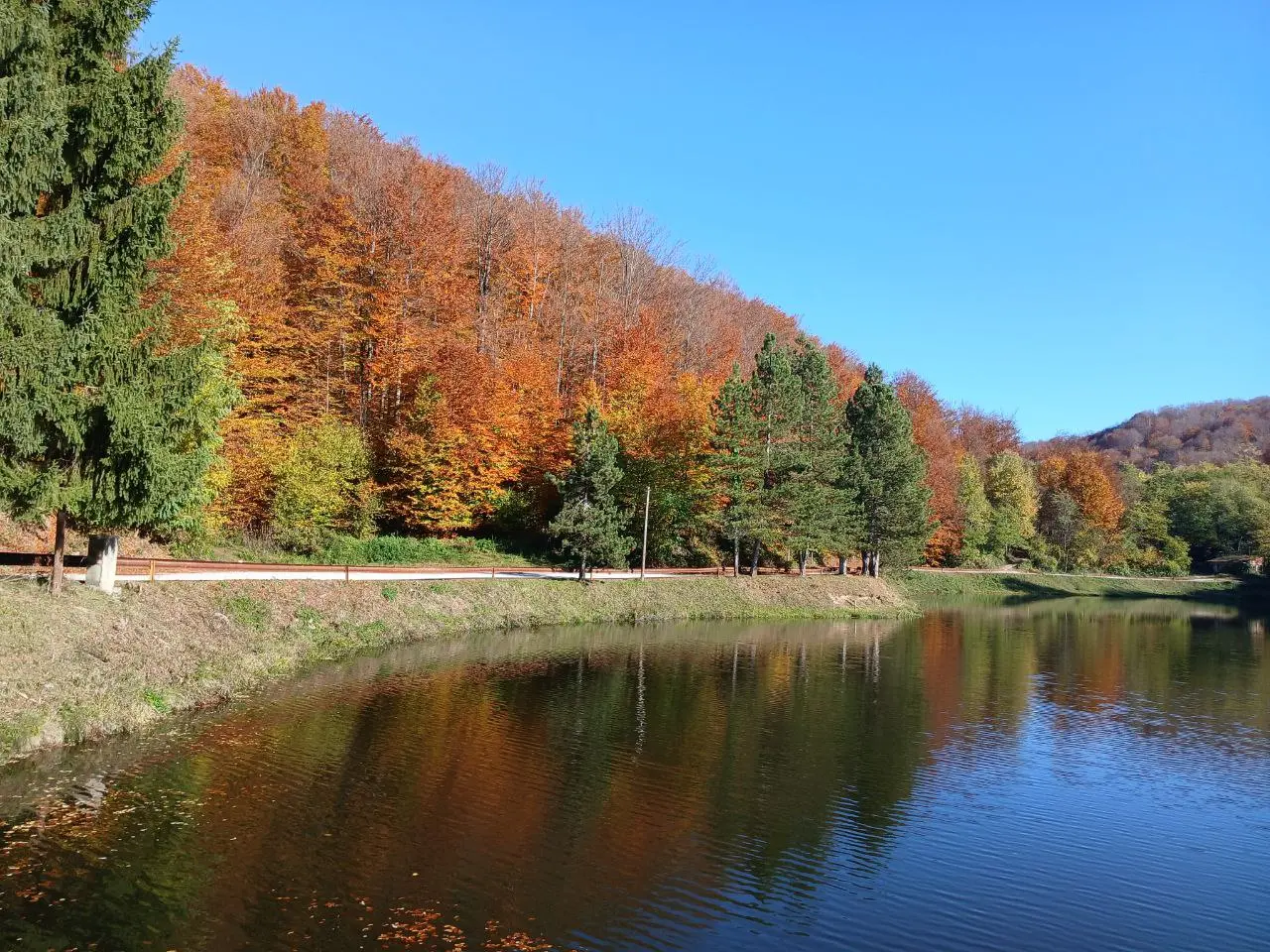 Новинка 9.11! Осень в окрестностях Лозницы (река Дрина, озера, горы, подземный город, этно-село)