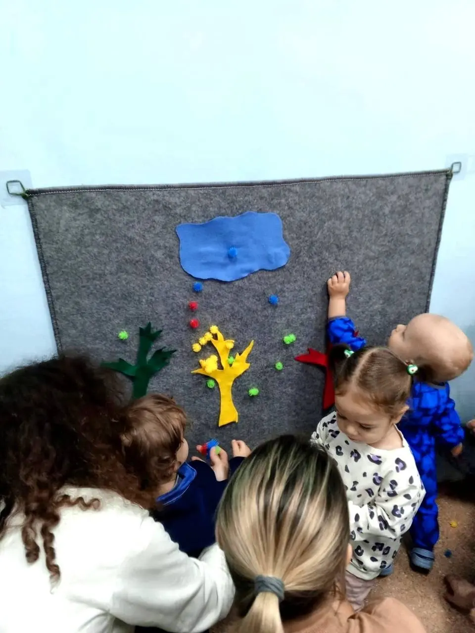 Мама и малыш: занятия по сенсорному развитию и моторике