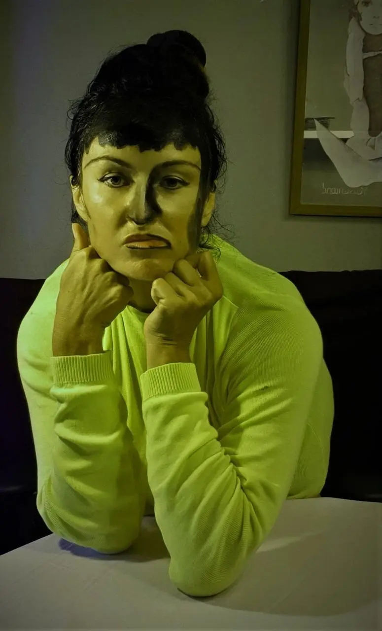 Женщина с шиньоном