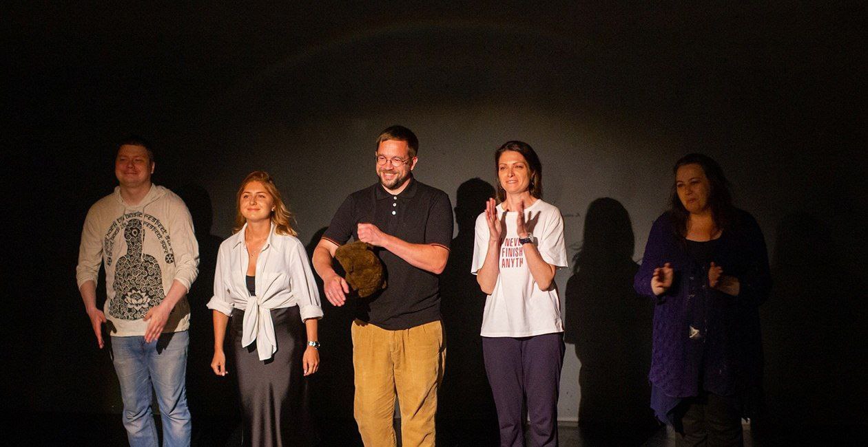 Спектакль «Взрослые снаружи»