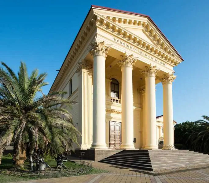 Ночь искусств в Художественном музее Сочи; Бесплатно в Skypark Sochi в тематических костюмах; Вечерняя экскурсия по дендропарку «Южные культуры»