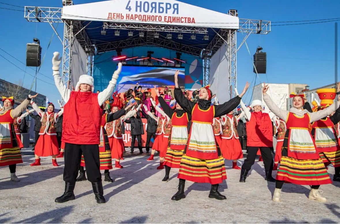 Фестиваль ко Дню народного единства перед ТЦ «Красноярье»