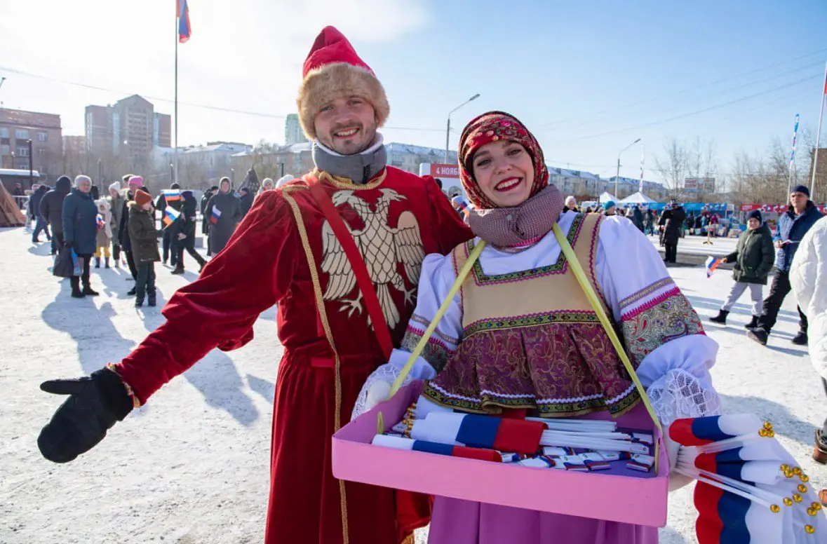 Фестиваль ко Дню народного единства перед ТЦ «Красноярье»
