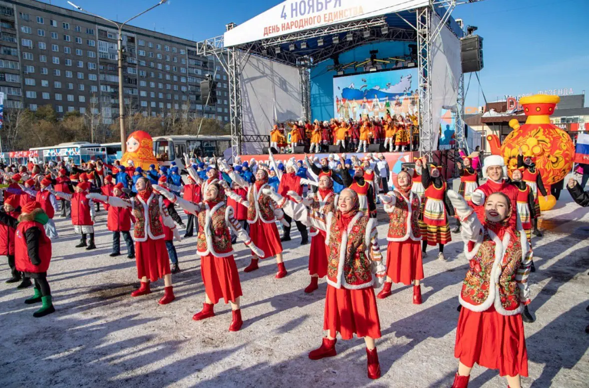 Фестиваль ко Дню народного единства перед ТЦ «Красноярье»