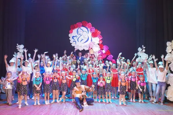 С юбилеем, Дворец культуры