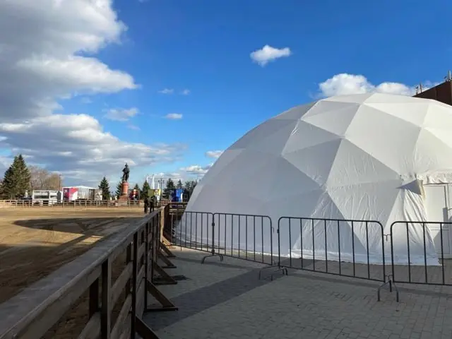 Каток на Стрелке готовят к сезону