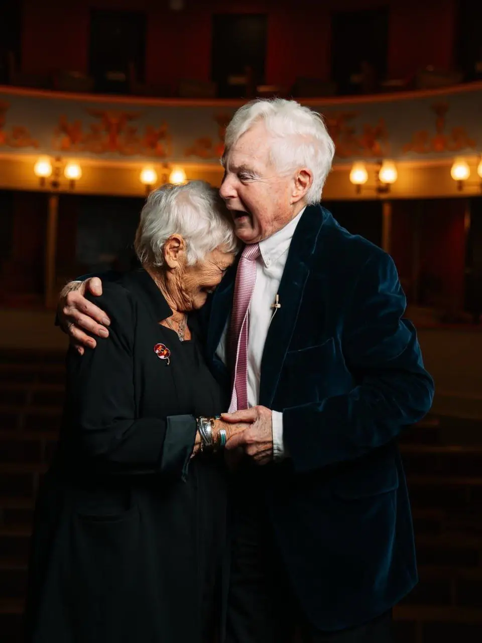 Абсолютно неотразимые, наши любимые дама Джуди Денч и сэр Дерек Джекоби на сцене Theatre Royal Bury St Edmunds