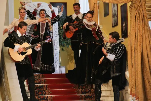 Спектакль в фойе "С любовью не шутят"