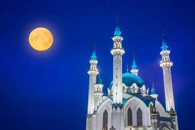 Казань в свете ночных огней и колесо обозрения "Вокруг света"