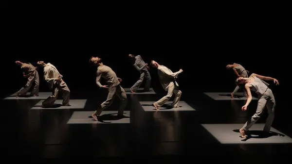 Между двумя