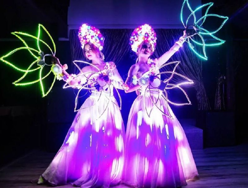 Парад новогодних персонажей, цирковое и световое шоу