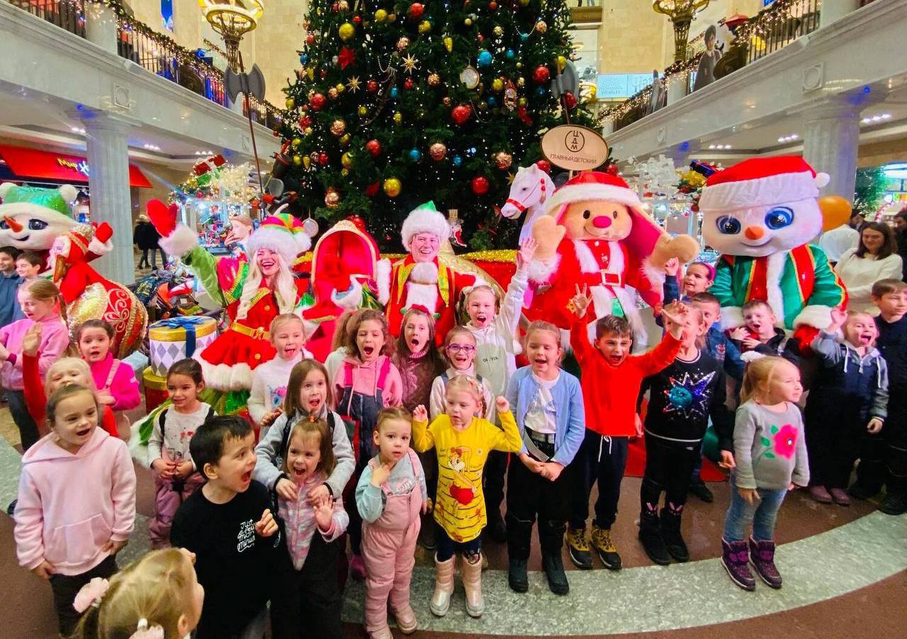 Парад новогодних персонажей, цирковое и световое шоу