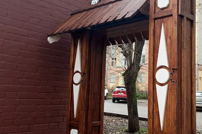 Ещё один музей с резными воротами