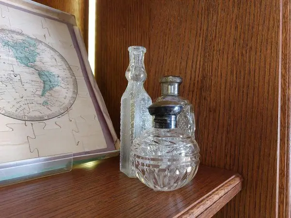 История экспоната "Стеклянные флаконы"