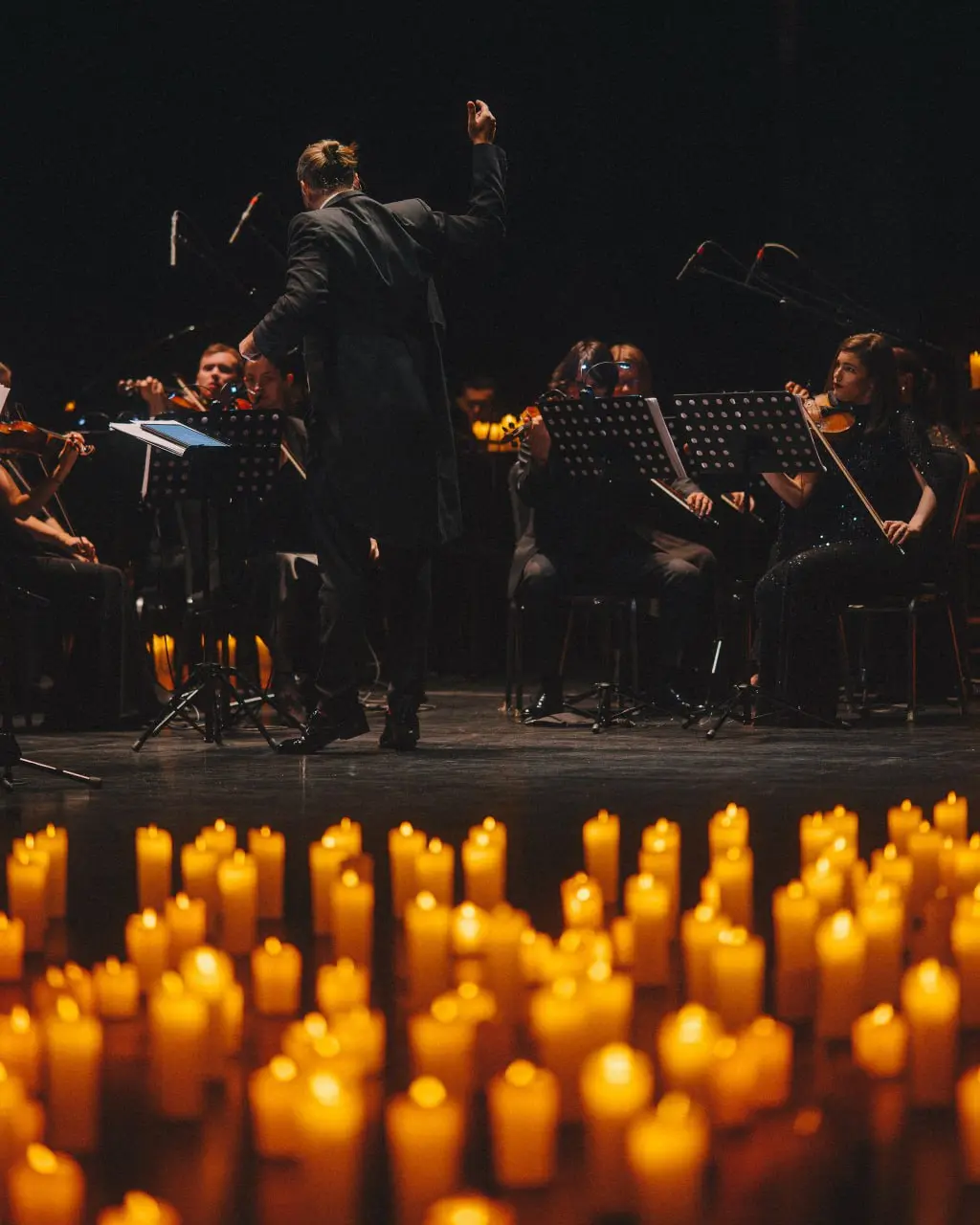 Сияние тысяч свечей и живая музыка