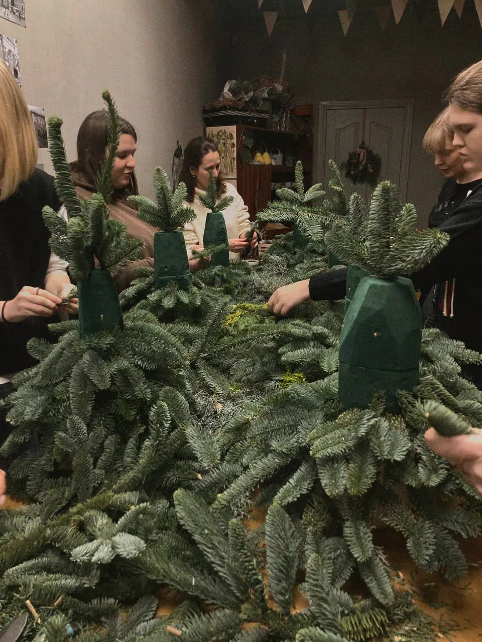 мастер-классы по декору из хвои и рождественские композиции в Антресоль