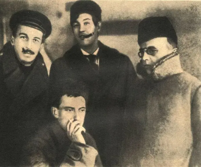 Поэма «150 000 000» — создавалась в труднейшие для страны времена