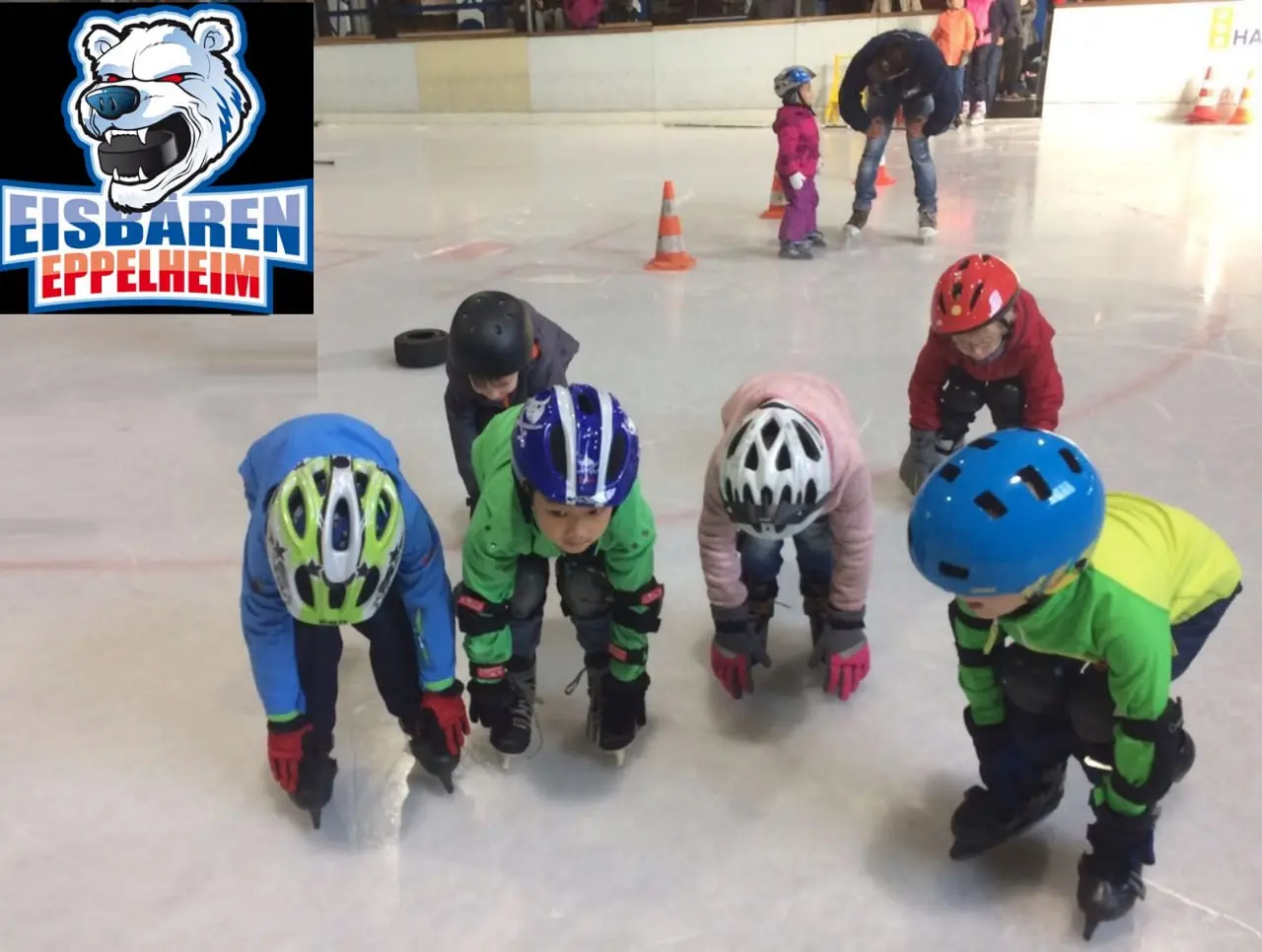 УЧИМСЯ КАТАТЬСЯ НА КОНЬКАХ (4+)