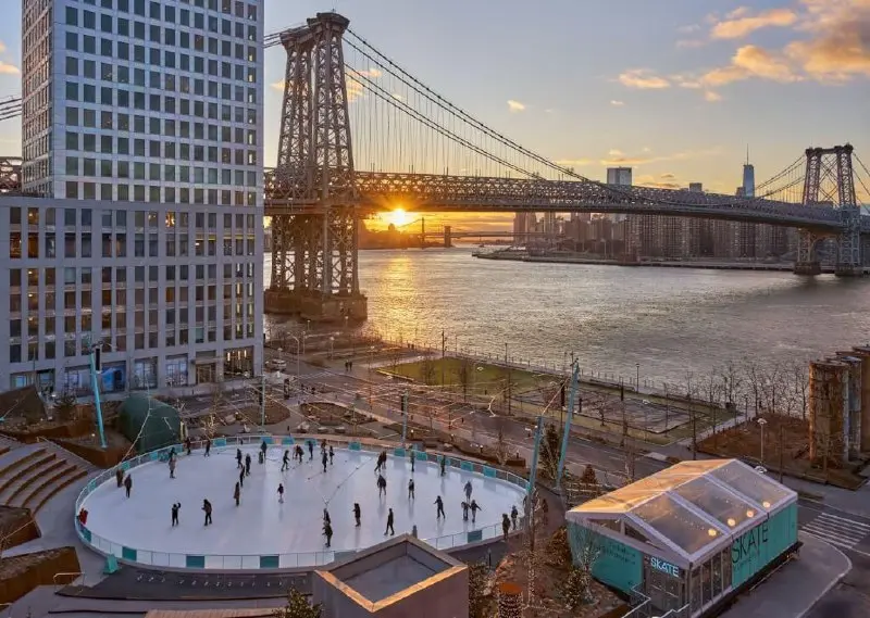 Зима в Бруклине: открытие катка SKATE at Domino Park