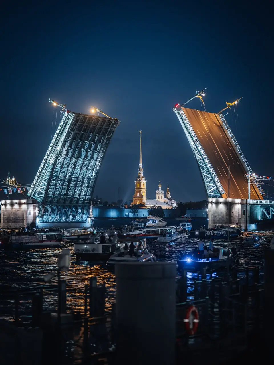 Разводка мостов в Санкт-Петербурге