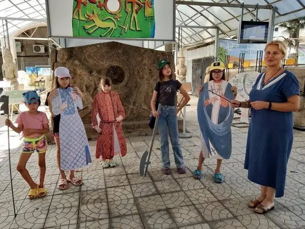 Интерактивная экскурсия "На золотом крыльце сидели"