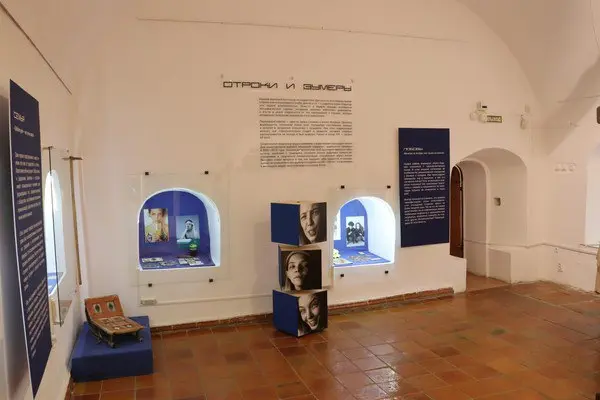 Экскурсия на выставке "Отроки и зумеры"