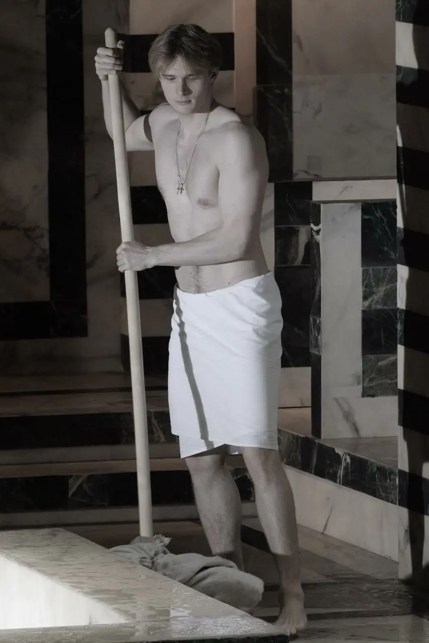 Спектакль по Гоголю «Ревизор» с участием Никиты Ивашина, Ивана Шумихина и Александра Николеева