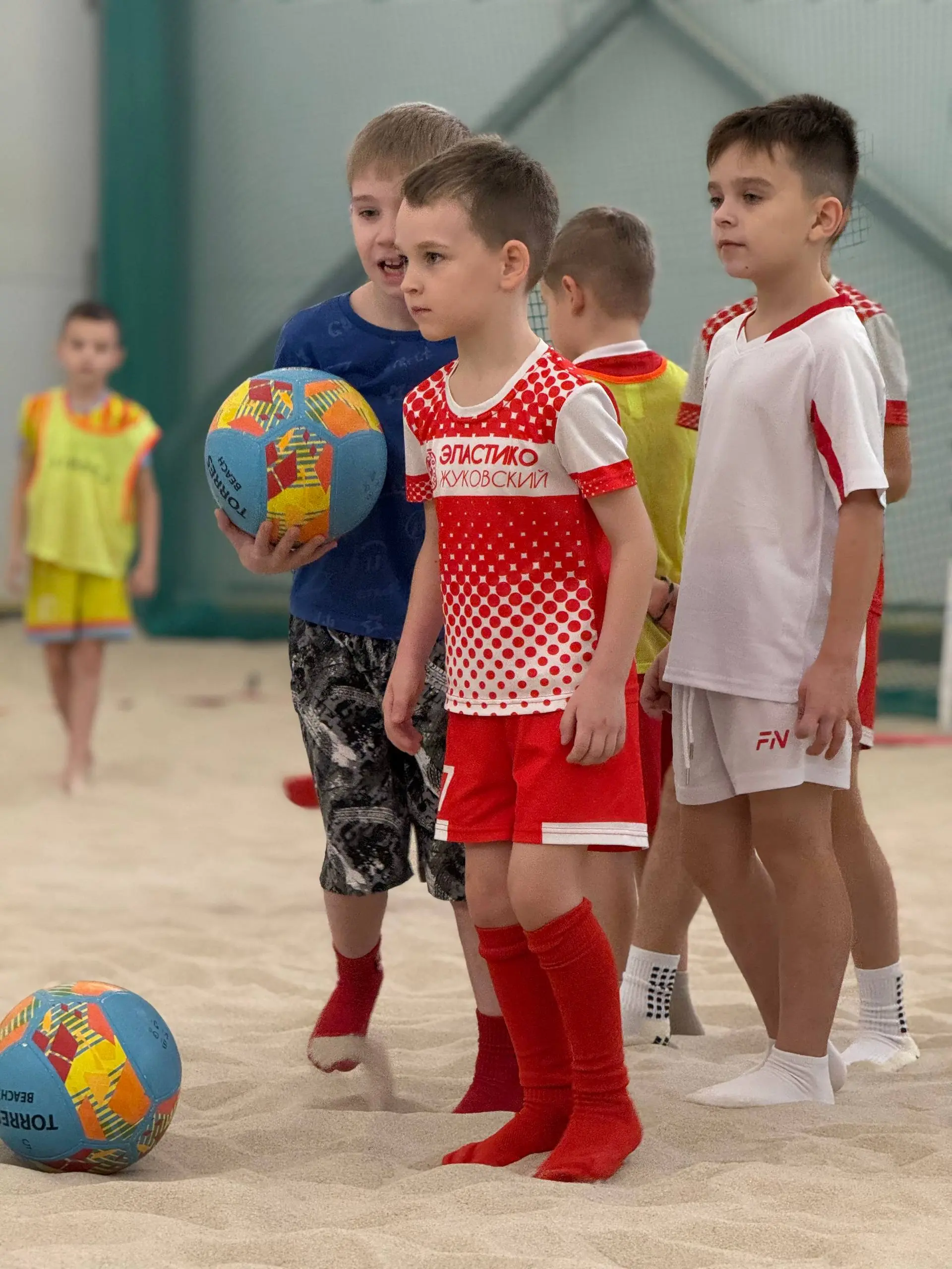 Продуктивная суббота. Турнир по пляжному футболу Elastico CUP. Серия фотографий с разминки футболистов