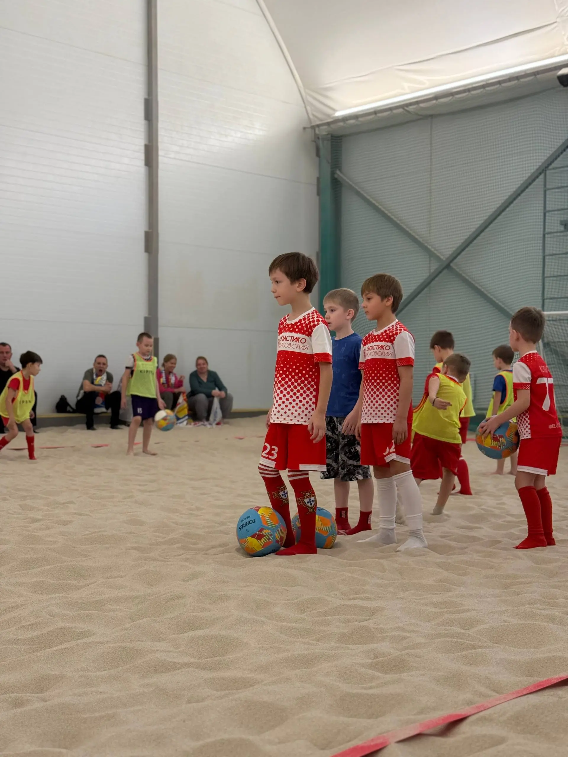 Продуктивная суббота. Турнир по пляжному футболу Elastico CUP. Серия фотографий с разминки футболистов