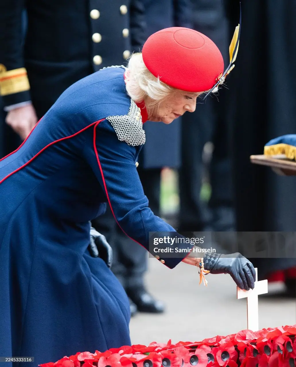 Её Величество открыла Поле Поминовения у Вестминстерского аббатства