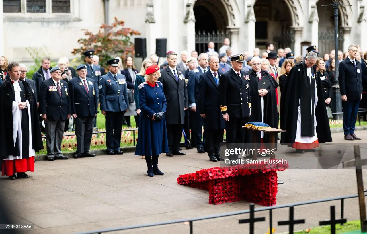 Её Величество открыла Поле Поминовения у Вестминстерского аббатства