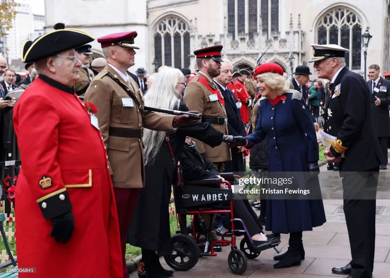 Её Величество открыла Поле Поминовения у Вестминстерского аббатства