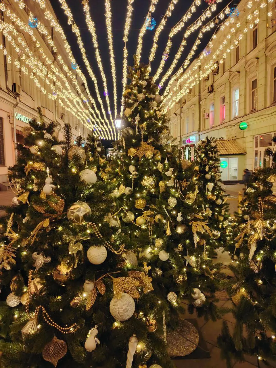 Новогодние декорации на улице Рождественке