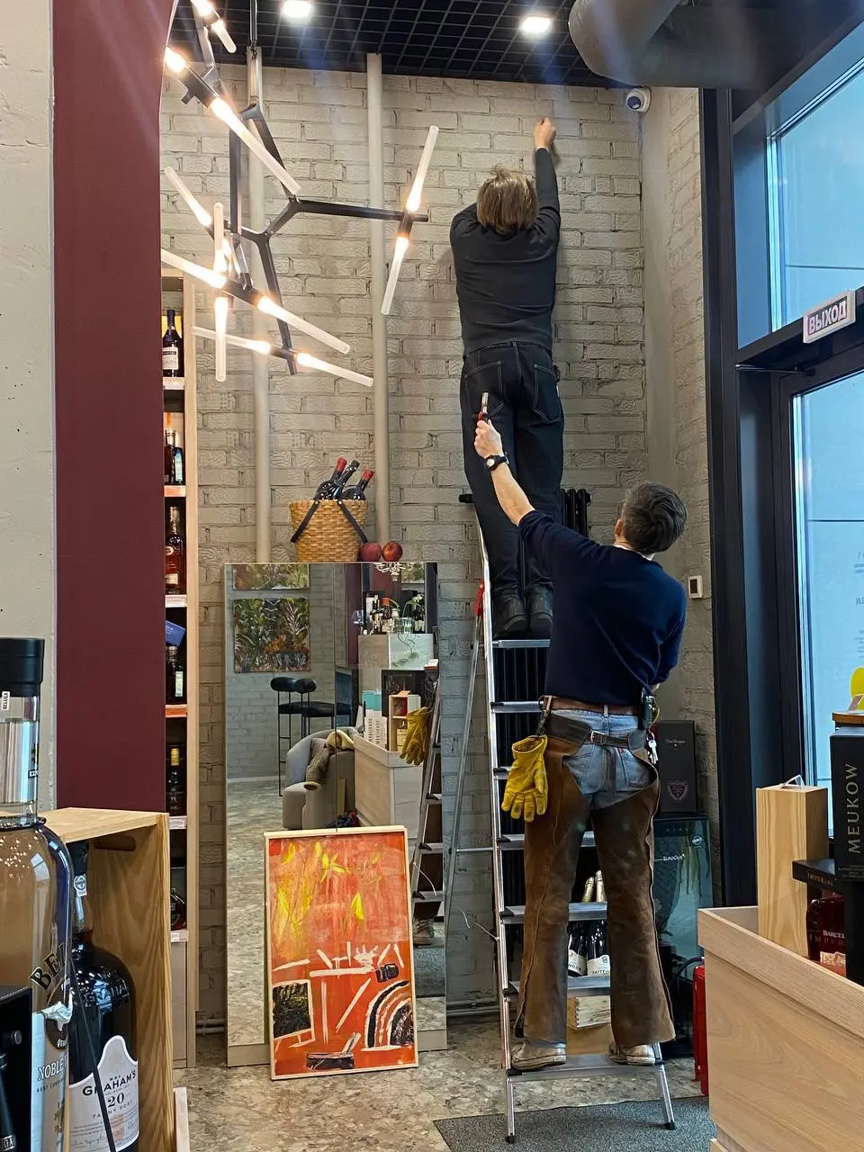 выставка Алексея Белова в Энотека S