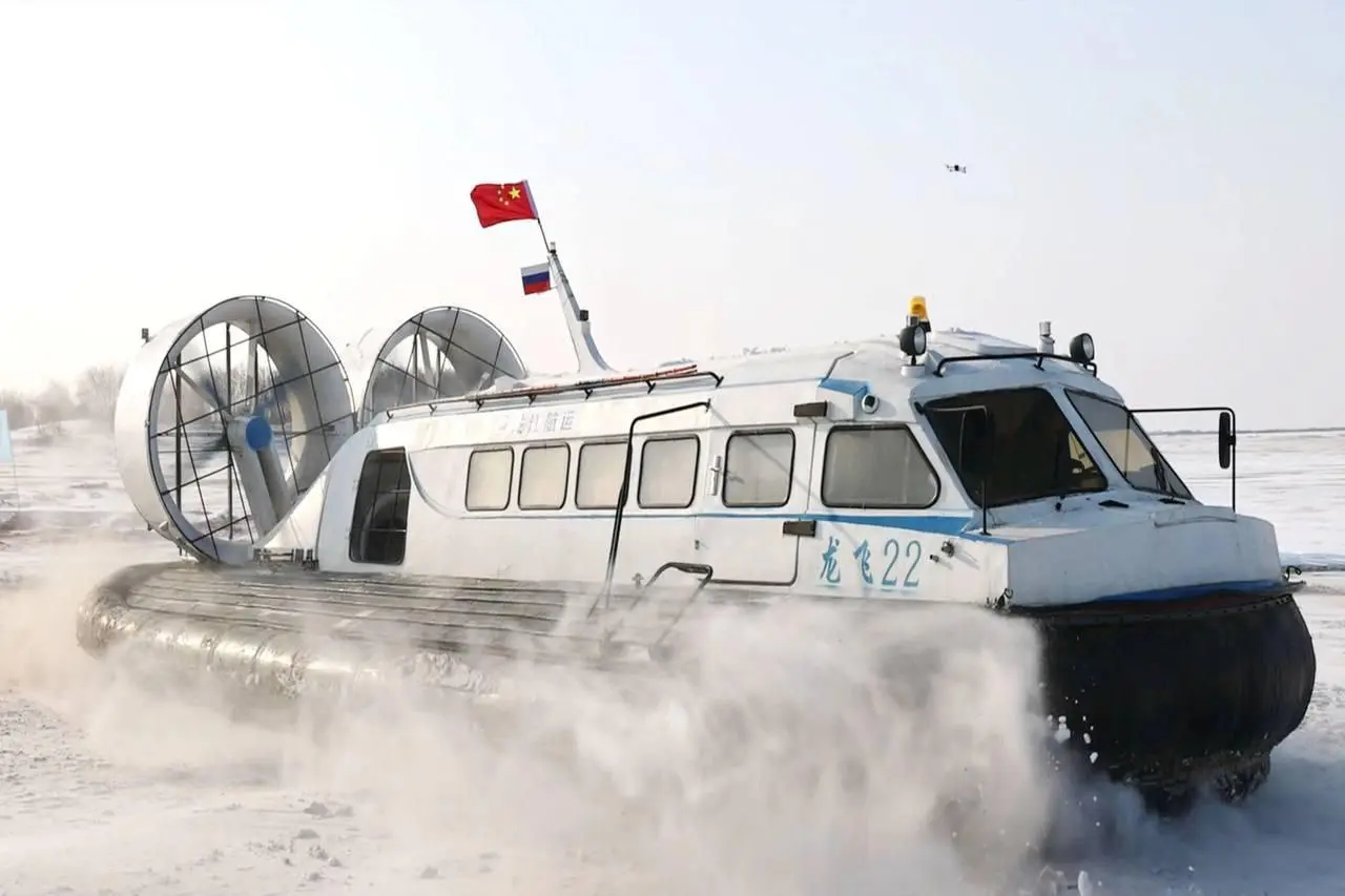 Между речными пунктами Тунцзян и Нижнеленинское через реку Амур запустили суда на воздушной подушке