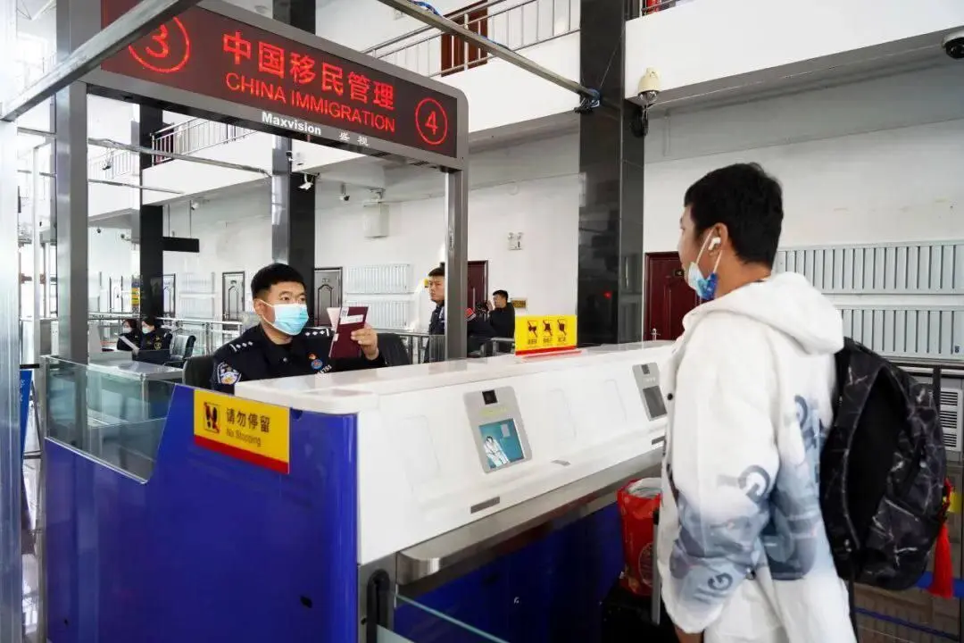 Между речными пунктами Тунцзян и Нижнеленинское через реку Амур запустили суда на воздушной подушке