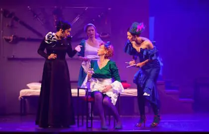 Восемь любящих женщин